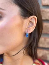 Aros de acero quirúrgico con mostacillas negras enroscadas.