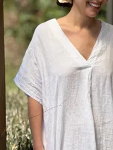 Vestido largo azul marino de lino italiano, con escote en V, mangas cortas y bolsillos laterales.