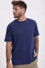 Remera gris de corte clásico y mangas cortas.