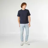 Camiseta azul marino de corte estándar, con cuello redondo y bolsillo en el pecho.