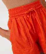 Short runner naranja de lyocell con cintura elástica ajustable con cordón y bolsillos laterales.