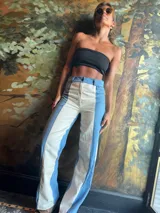 Pantalón de gabardina en color azul claro, con diseño de bloques de color en tonos beige y azul.