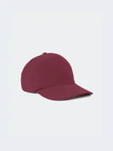 Gorro básico color marrón, de diseño simple y ajuste ajustable.