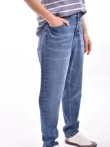 Pantalón de jean negro de corte recto, tiro medio y lavado gastado.