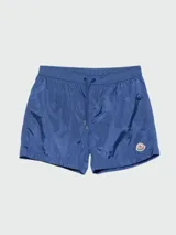 Short de baño azul de tejido ligero, con cintura elástica ajustable mediante cordón y logo Moncler bordado en la parte inferior del muslo derecho.