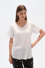 Blusa roja de poliamida, corte ancho y cuello en V.