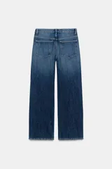 Pantalón de jean azul de corte recto y tiro medio.