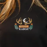 Canguro negro con capucha y bolsillo tipo canguro. Estampado frontal con logo de la marca Kaboa y diseño inspirado en Jägermeister con astas de ciervo, luna y hojas.