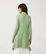 Cardigan largo de punto texturizado color ladrillo, con abertura frontal y terminación en puntas.