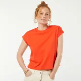 Camiseta roja de manga corta con espalda abierta y lazos decorativos.