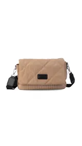 Bandolera color beige con diseño capitoneado, correa de galón ajustable en color negro y tapa con broche.