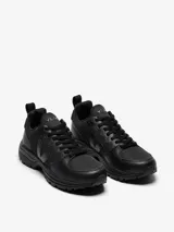 Zapatillas urbanas Veja Venturi II, color negro, confeccionadas en ripstop de poliéster reciclado, con paneles de cuero orgánico y ante.