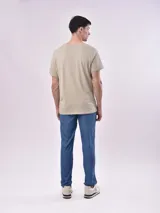 Remera básica de manga corta y cuello redondo, color blanco.