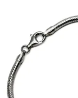 Pulsera de plata de ley 925 con eslabones tipo serpiente y cierre de mosquetón.