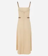 Vestido midi color beige de lino y viscosa, con breteles finos, corte recto y cinturón de cuerda.