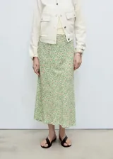 Falda midi de gasa con estampado floral en tonos verdes y amarillos. Tiene cintura elástica y forro interior.