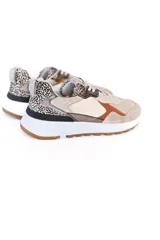 Championes urbanos color beige con detalles en animal print, blanco y marrón.