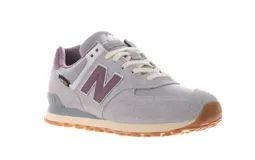 Championes New Balance modelo U574, color gris con detalles en blanco y logo "N" en color borgoña. Confeccionados en gamuza y malla, con tecnología Cordura y entresuela ENCAP.