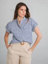 Camisa verde y blanca a rayas verticales, con cuello mao y mangas cortas.