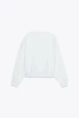 Sudadera azul marino de cuello redondo y manga larga, con texto "California" y diseño gráfico en blanco en el frente.