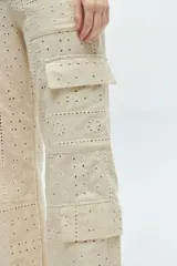 Pantalón cargo de tiro medio color blanco, confeccionado en crochet y lino broderie.