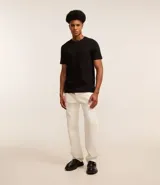 Remera verde oscuro de corte slim, cuello redondo y manga corta. Confeccionada en algodón texturizado.