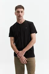 Remera verde con escote en V y logo bordado en el pecho.