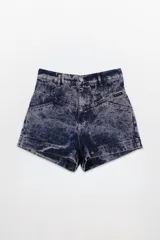 Short de denim con lavado ácido, tiro alto y corte ajustado.