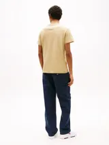 Remera beige de corte slim con cuello redondo y logo de Tommy Jeans en el pecho. Confeccionada en algodón.