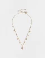 Collar corto dorado con cadena de eslabones y dijes colgantes de corazones con strass, corazones de metal y cuentas de colores.