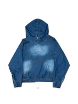 Canguro de jean azul con capucha, corte boxy y cordón ajustable en la cintura.