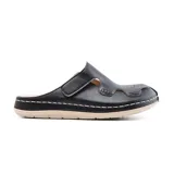 Zueco casual color blanco hueso, con capellada de cuero sintético con perforaciones decorativas, tira ajustable con velcro y plantilla anatómica.