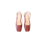Zapato slingback de cuero color bordeaux, con punta cuadrada y escote en V. Pulsera trasera con elástico para un calce cómodo. Taco bajo cuadrado forrado en cuero.
