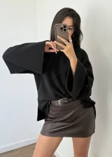 Sweater negro de tela Aspen, de corte holgado y mangas anchas.