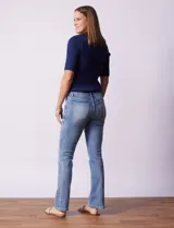 Jean elastizado de tiro medio, marca Royalty, color celeste. Modelo straight con pretina con pasadores, botón y cierre. Delantera y trasera con bolsillos.