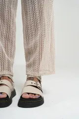 Sandalia de cuero con hebillas ajustables y plantilla acolchada, diseñada para ofrecer comodidad y un toque moderno.