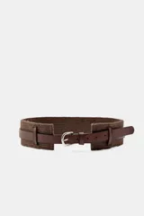 Cinturón ancho color marrón, con cuerpo de rafia trenzada y detalles de cuero liso en los bordes y la hebilla.