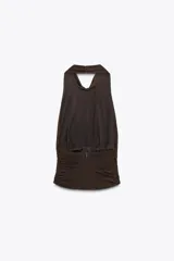 Top marrón con cuello halter, escote drapeado, detalle de pliegues y cierre trasero con cremallera oculta.