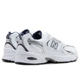 Championes New Balance modelo Mr530Sg, color blanco con detalles en plateado y azul marino, confeccionados en malla y cuero sintético, con logo "N" característico en los laterales y entresuela Abzorb.