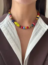 Collar corto con cuentas de cristal checo, cerámica, madera y otros materiales. Se cierra con cadena y ganchito para regular el largo.