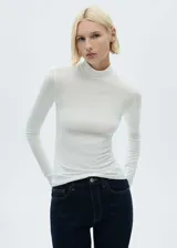 Camiseta blanca de cuello alto y manga larga, corte ajustado.