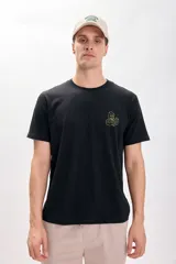 Camiseta de manga corta negra con estampa en la espalda con la letra F geométrica y la frase 'Isometric (F) as in Fun'.