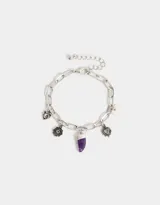 Pulsera plateada con cadena de eslabones y dijes colgantes: corazón, luna con estrella, sol y piedra amatista. Incluye cadena de alargue.