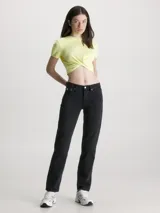 Remera cropped color amarillo pastel, de mangas cortas y cuello redondo. Presenta un panel frontal con twist.