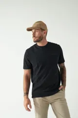 Remera negra de algodón con logo de la marca en el pecho.