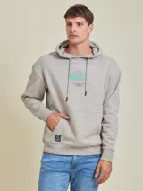 Canguro de corte estándar color negro, con diseño gráfico en el frente y capucha.
