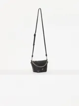 Bandolera negra de cuero vacuno con correa regulable y cadena metálica ornamental. Interior forrado en cuero vacuno con bolsillo interno con cierre.