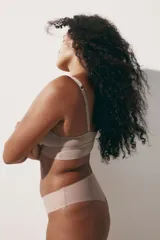 Pack de tres bombachas hipster de microfibra en colores negro, blanco y nude. Cuentan con cintura estándar en V, refuerzo interior, cobertura media en la parte de atrás y ribetes cortados por láser para una sensación suave y mínima visibilidad bajo la ropa.