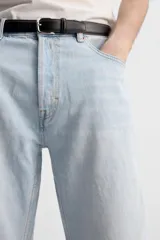 Pantalón de jean gris de corte recto, con cinco bolsillos, efecto lavado y cierre frontal con botones.