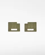 Par de aros de resina verde con forma de cuadrícula. Cierre con broche.